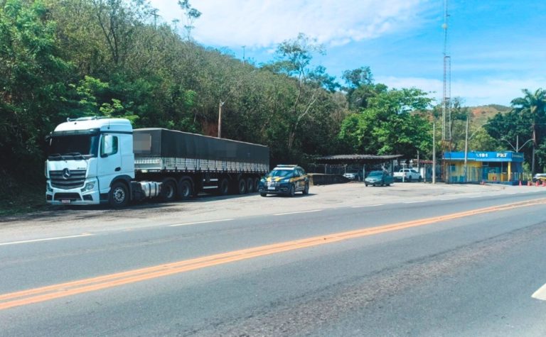 Caminhoneiro é multado por dirigir 24h sem descansar