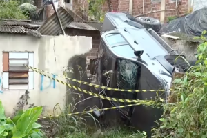 Caminhonete cai em cima de casa e deixa feridos em São Lourenço da Mata