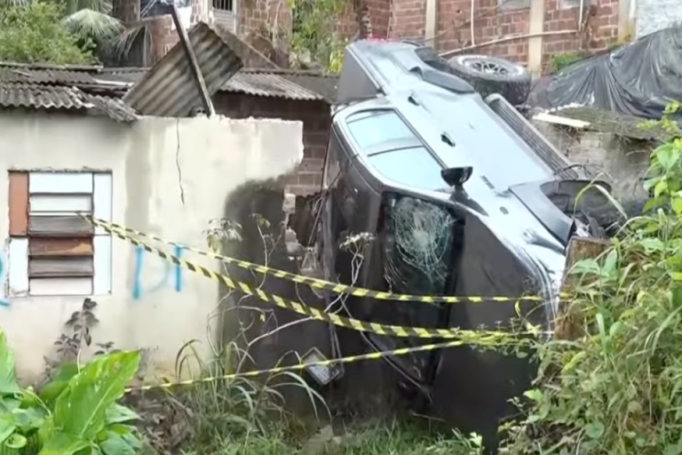 Caminhonete cai em cima de casa e deixa feridos em São Lourenço da Mata