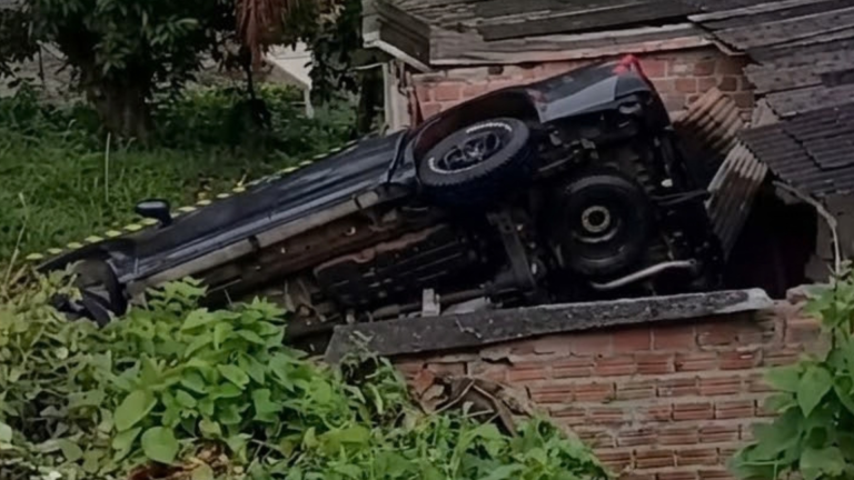 Caminhonete invade casa na RMR e deixa moradora e motorista feridos