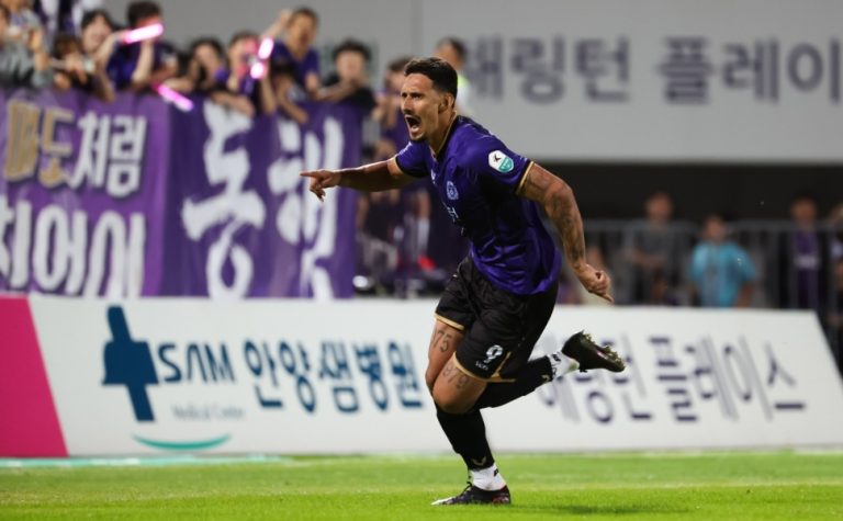 Capixaba marca em 150º jogo e faz gol contra lenda da Coreia do Sul