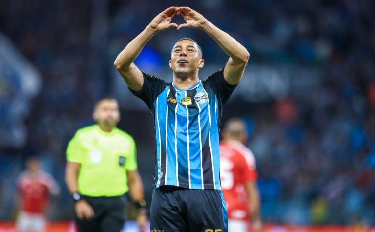 Carlos Vinícius decide Gre-Nal, e Grêmio avança à semi da Copa do Brasil