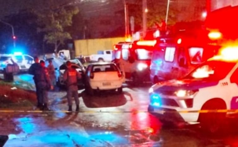 Carro é metralhado com mais de 30 tiros em rua de Cariacica