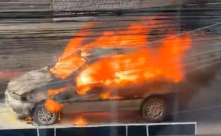 Carro pega fogo com mãe e filha de 2 anos dentro em Vila Velha