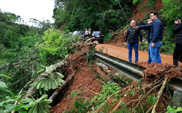 Chuvas no PR destroem trechos de rodovias, e cidades estão sem água e energia