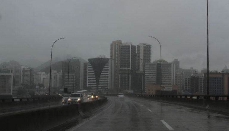 Cidades do ES têm risco de tempestades e ventos de até 100 km/h