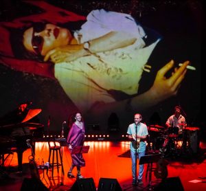 Clarice Clarão: show de Beatriz Azevedo e Moreno Veloso no Recife