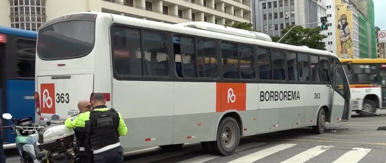 Colisão entre dois ônibus deixa feridos no Centro do Recife