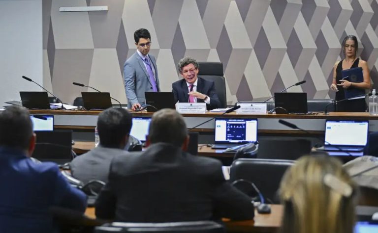 Comissão aprova MP da taxa das blusinhas: texto segue aos plenários