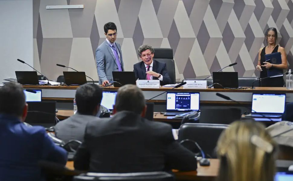 Comissão aprova MP da taxa das blusinhas: texto segue aos plenários