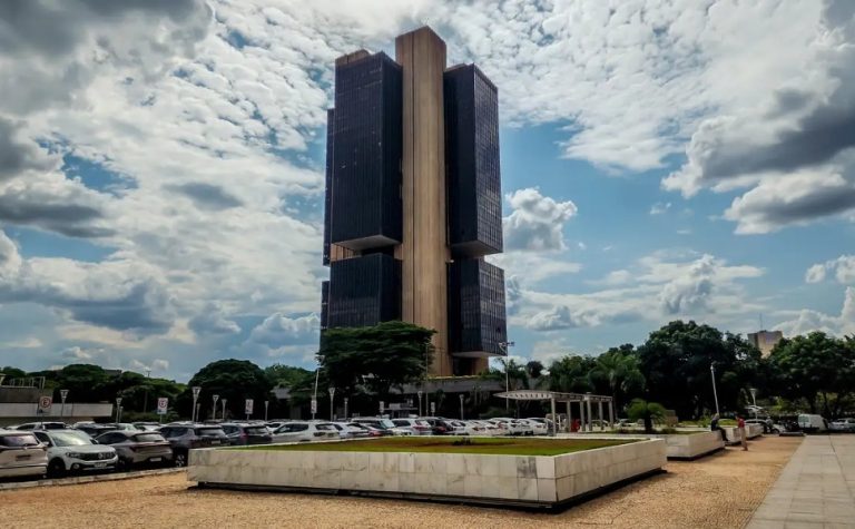 Banco Central reduz Selic a 13,75% ao ano e sinaliza cautela antes das eleições