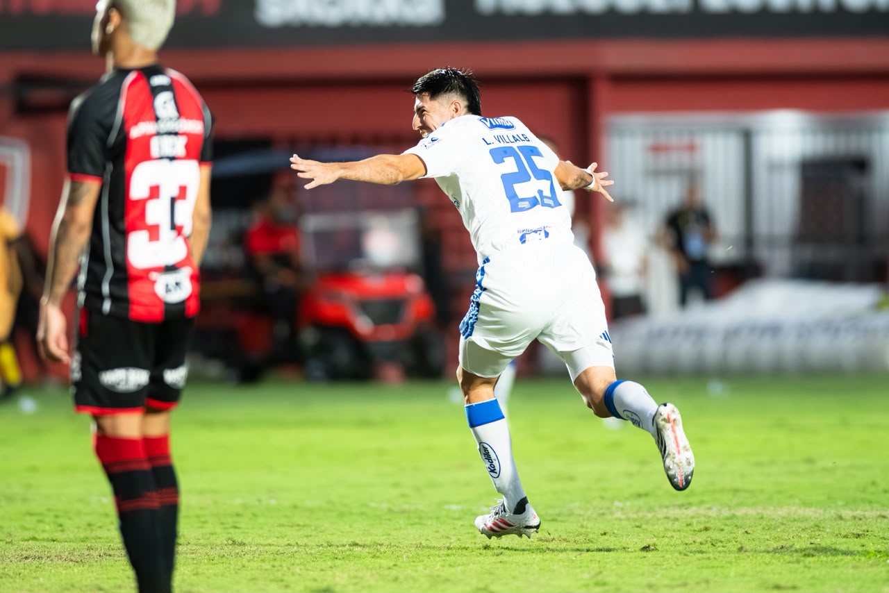 Cruzeiro bate Vitória de virada fora de casa e se recupera no Brasileirão