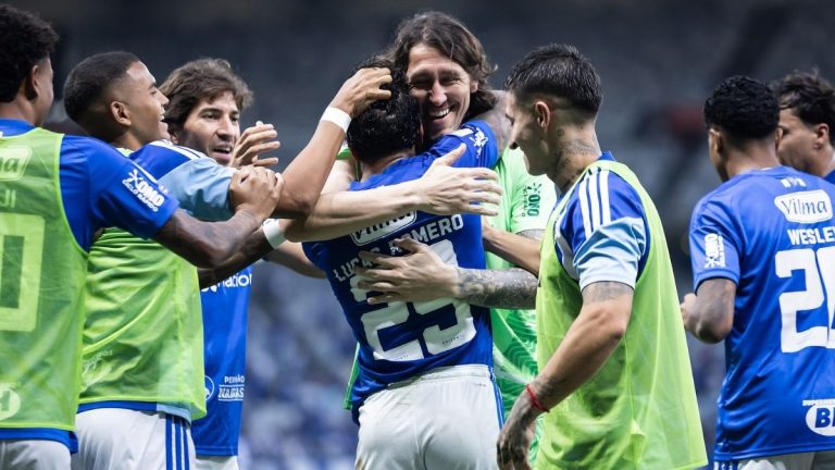Cruzeiro vence o Athletico-PR no Mineirão e encosta no G-4