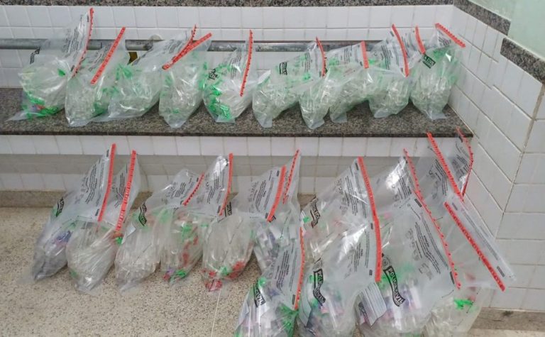 Dupla é presa com 1,1 mil frascos de lança-perfume na BR-101 em Anchieta