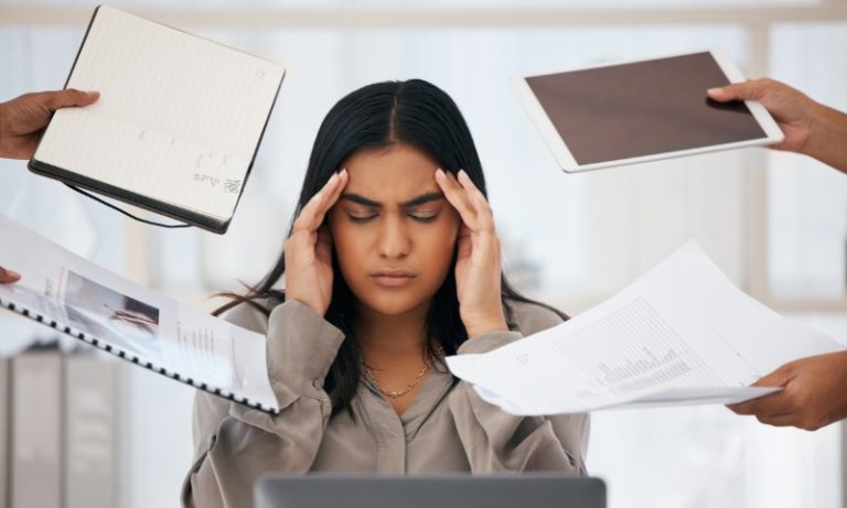 Empresas já podem ser multadas por descumprir NR-1 sobre saúde mental