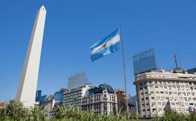 Pobreza na Argentina volta a subir e atinge 32,3% da população