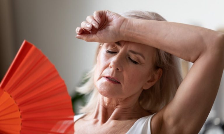 Entrar cedo na menopausa pode afetar envelhecimento do cérebro, indica estudo