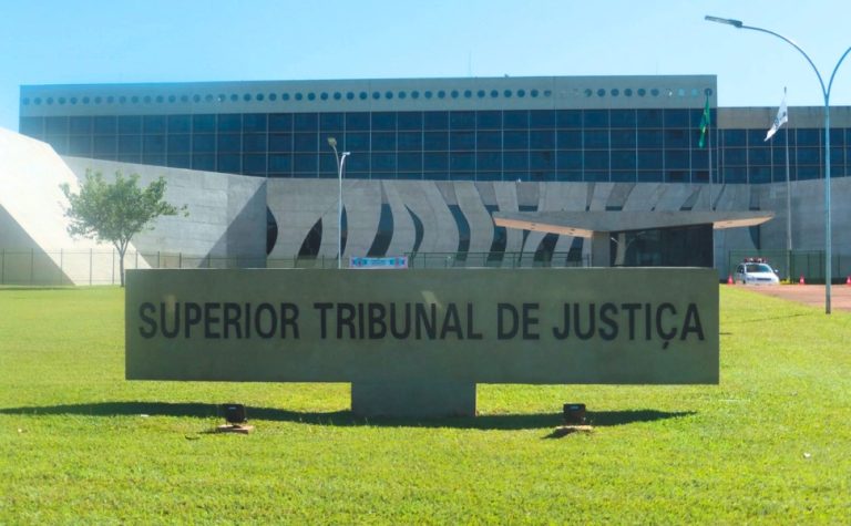 Entrar na Justiça contra o INSS vai ficar até 15 vezes mais caro; entenda