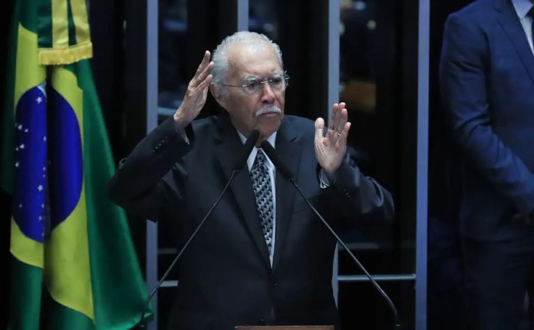 Ex-presidente José Sarney é internado com quadro de pneumonia