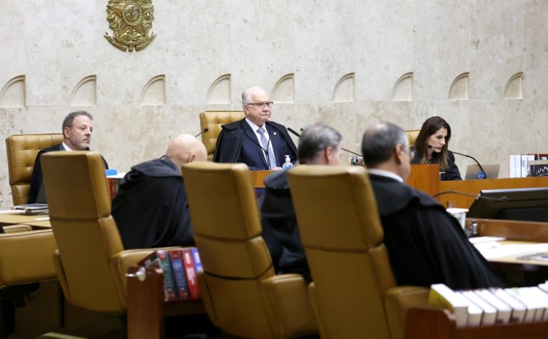 Fachin dá 72 horas para Mendonça responder a recurso da AGU sobre diretor da PF