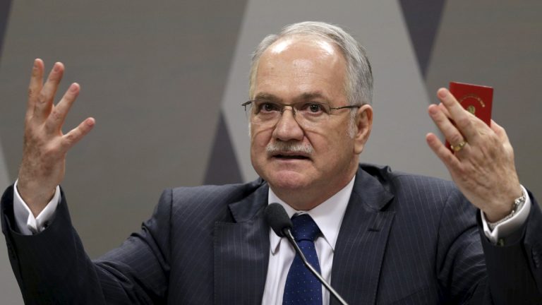 Fachin aguarda explicações de ministros para decidir sobre crise