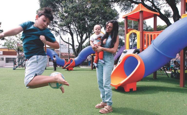 Família deve criar opções longe das telas para evitar isolamento de adolescentes