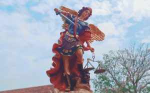 Festa para São Miguel Arcanjo com missas, orações e procissão