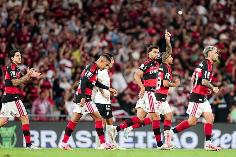 Flamengo vence o Corinthians no fim e retoma liderança