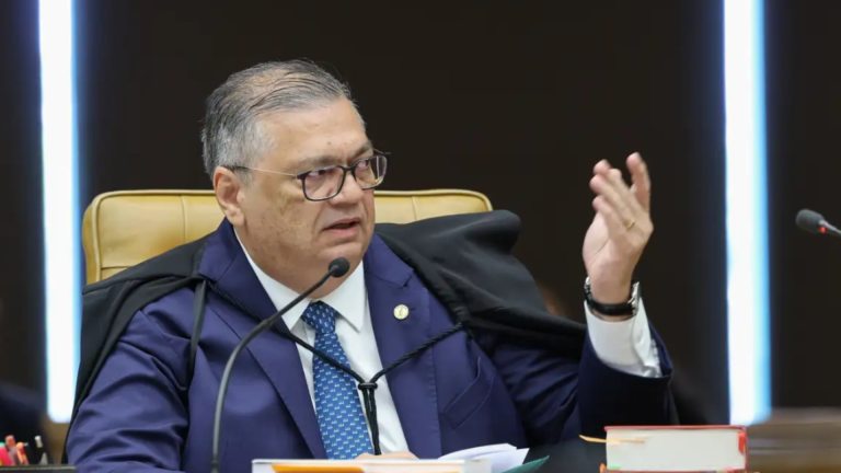 Flávio Dino pede vista de julgamento sobre Moraes e Mendonça