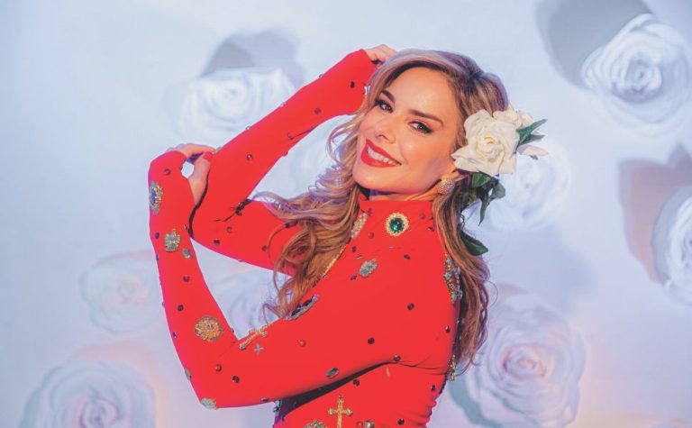 Força e fé em recomeço da cantora Flavia Mendonça