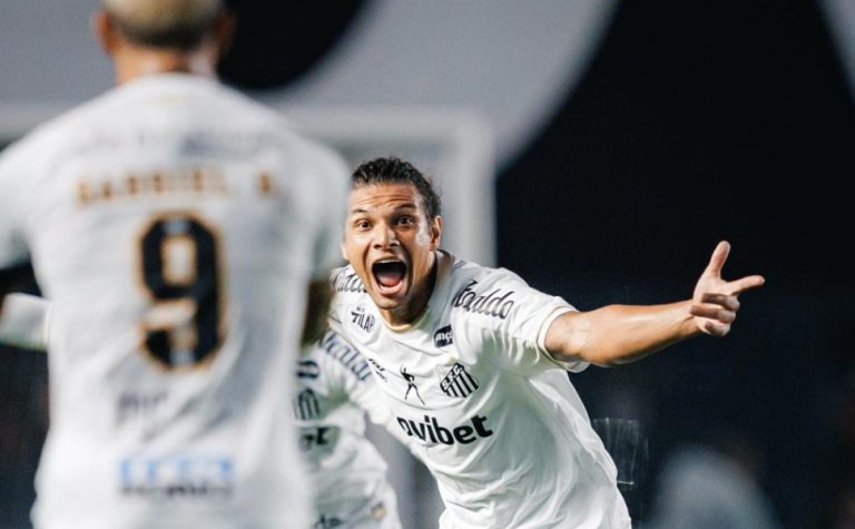 Gabigol vira garçom, Santos faz 2 a 0 e abre vantagem sobre o Atlético-MG