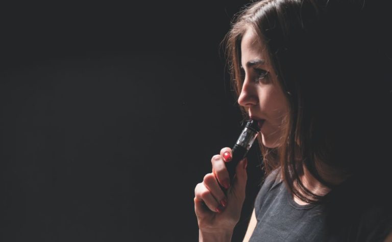Geração Z é a que mais fuma no País, diz pesquisa