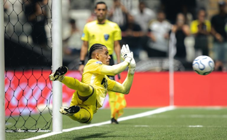 Goleiro Gabriel Delfim defende três pênaltis e Atlético-MG elimina Santos