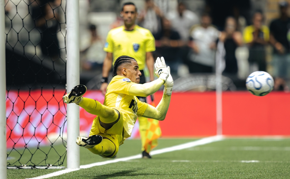 Goleiro Gabriel Delfim defende três pênaltis e Atlético-MG elimina Santos