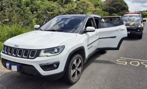 Homem compra carro pela internet e paga com roupas. Veículo era roubado