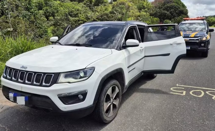 Homem compra carro pela internet e paga com roupas. Veículo era roubado
