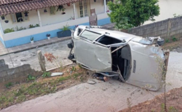 Idoso morre após motorista ultrapassar caminhão e perder o controle do carro no ES