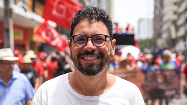 Ivan Moraes (PSOL) é o sabatinado desta terça-feira (8) na Tv Tribuna