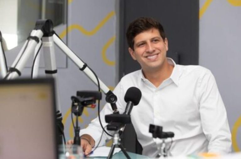 João Campos promete zerar IPVA de motoristas de app em 2027