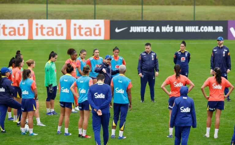 Lula sanciona Lei do Futebol Feminino, que determina estímulo à modalidade