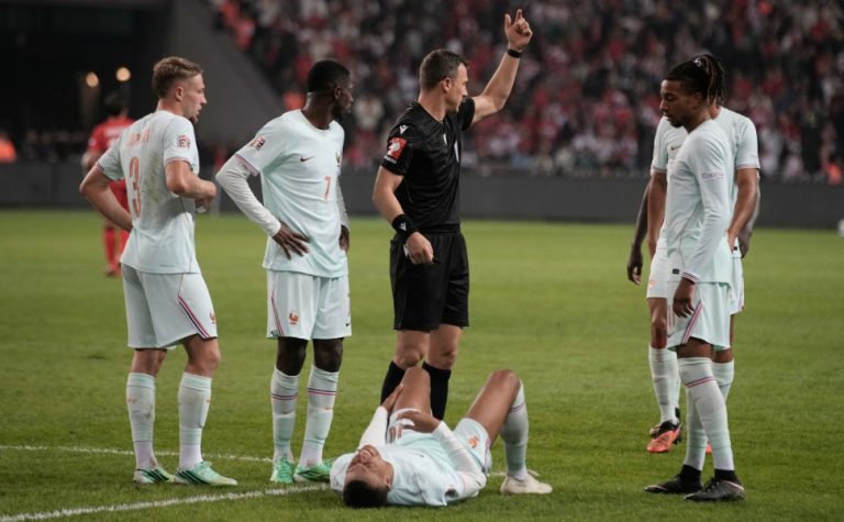 Mbappé marca, se machuca e França derrota Turquia