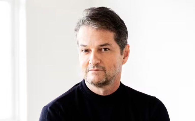 “Minhas crises de pânico em avião rendem boas histórias”, diz Marcelo Serrado