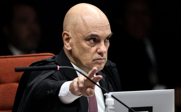 Mendonça retira sigilo de inquérito e expõe relação entre Moraes e Vorcaro