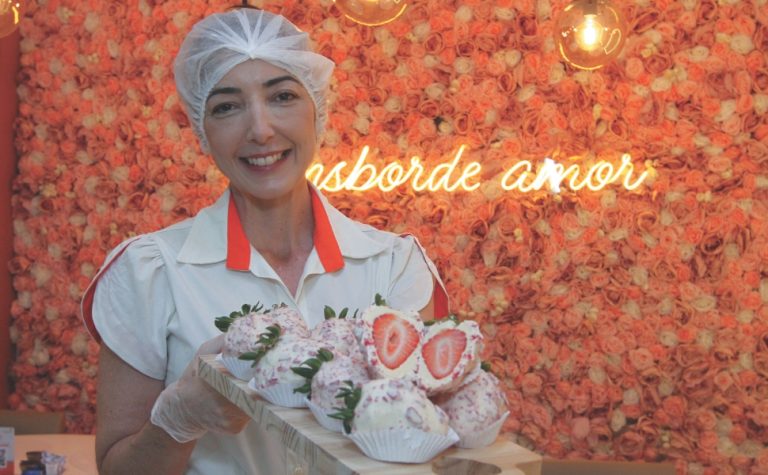 Morango cravejado, a nova moda nas docerias