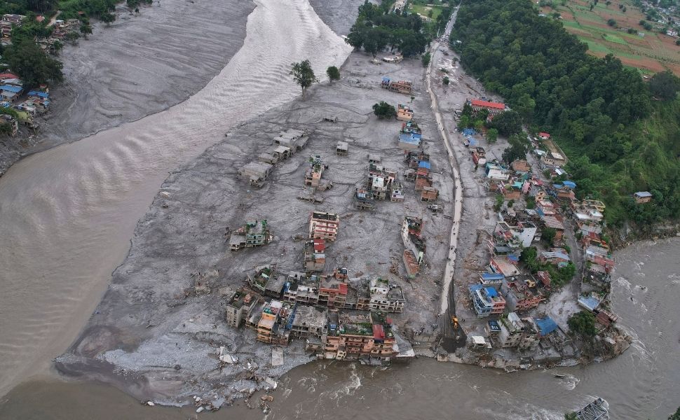 Mortes em enchentes no Nepal e no Tibete passam de mil pessoas