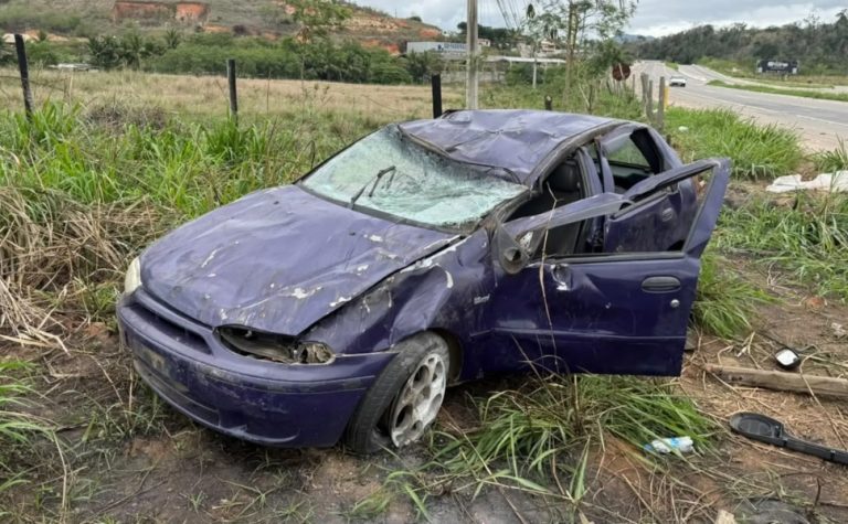 Motorista sem CNH capota carro e passageiro fica em estado grave em Cachoeiro