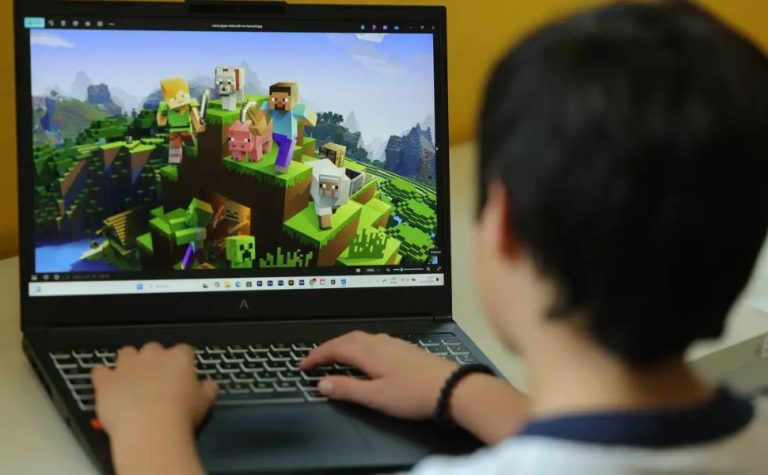 Olho seco: uso excessivo de telas entre crianças reduz ato de piscar