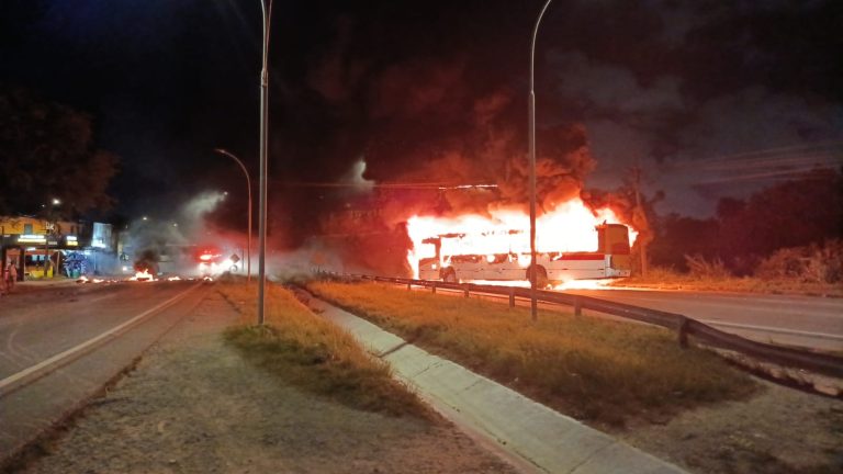 Ônibus é incendiado durante protesto na BR-101 Sul, no Recife