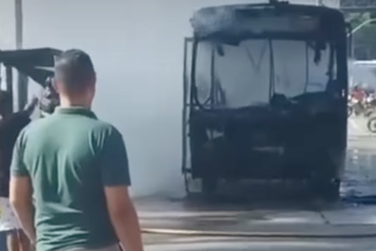 Ônibus pega fogo em frente à Praça do Derby, no Recife