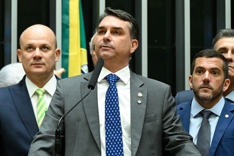 Flávio Bolsonaro participa de comício no bairro do Recife nesta quarta-feira (16)